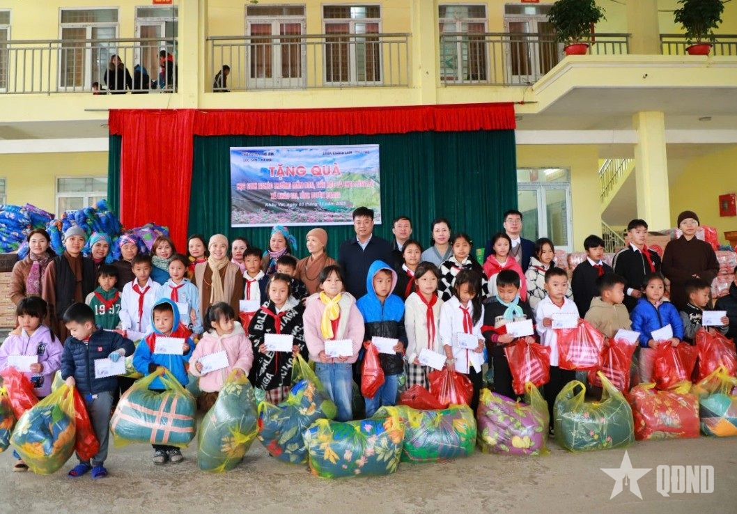 Trao gần 2.000 phần quà tặng học sinh vùng cao Tuyên Quang